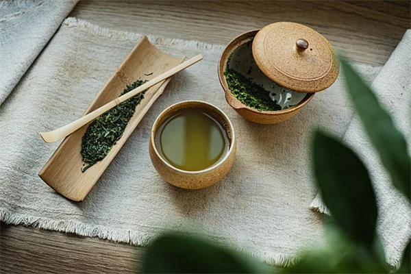 小庭の奥行きが劇的に変わる！たったこれだけの暖色寒色配置術
